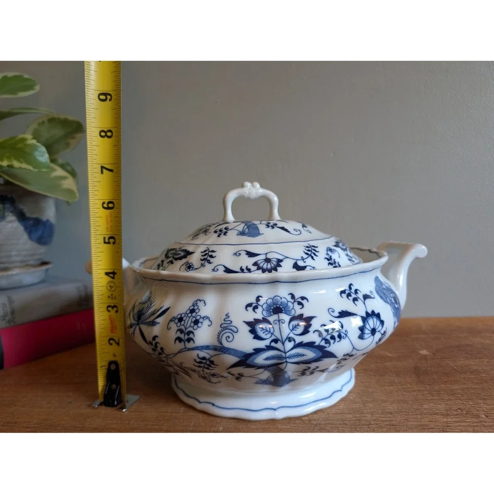 Blue Danube Vintage Round Covered Vegetable Bowl Blue Onion Japan Porcelain